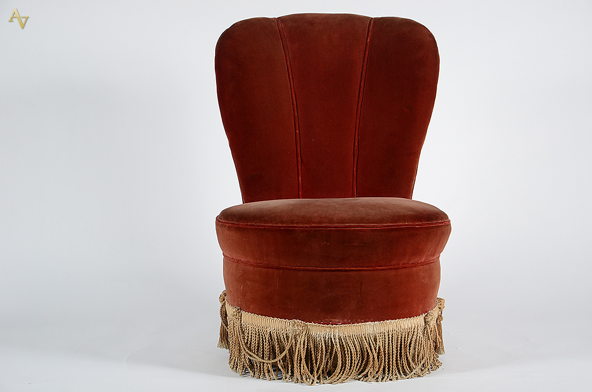 Poltrona boneca estofada e forrada com veludo vermelho. - foto 1 de 2