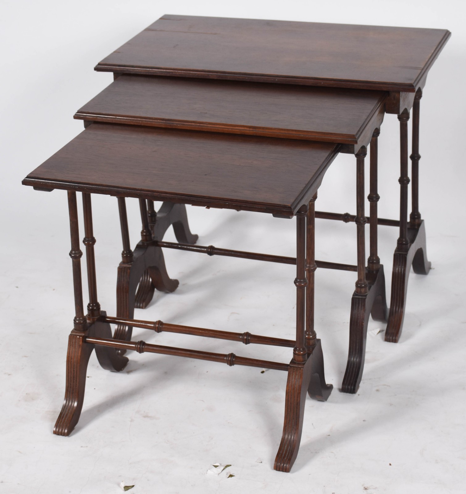 Mesa ninho de madeira nobre com 3 peças, pernas cilíndricas com... - foto 1 de 5