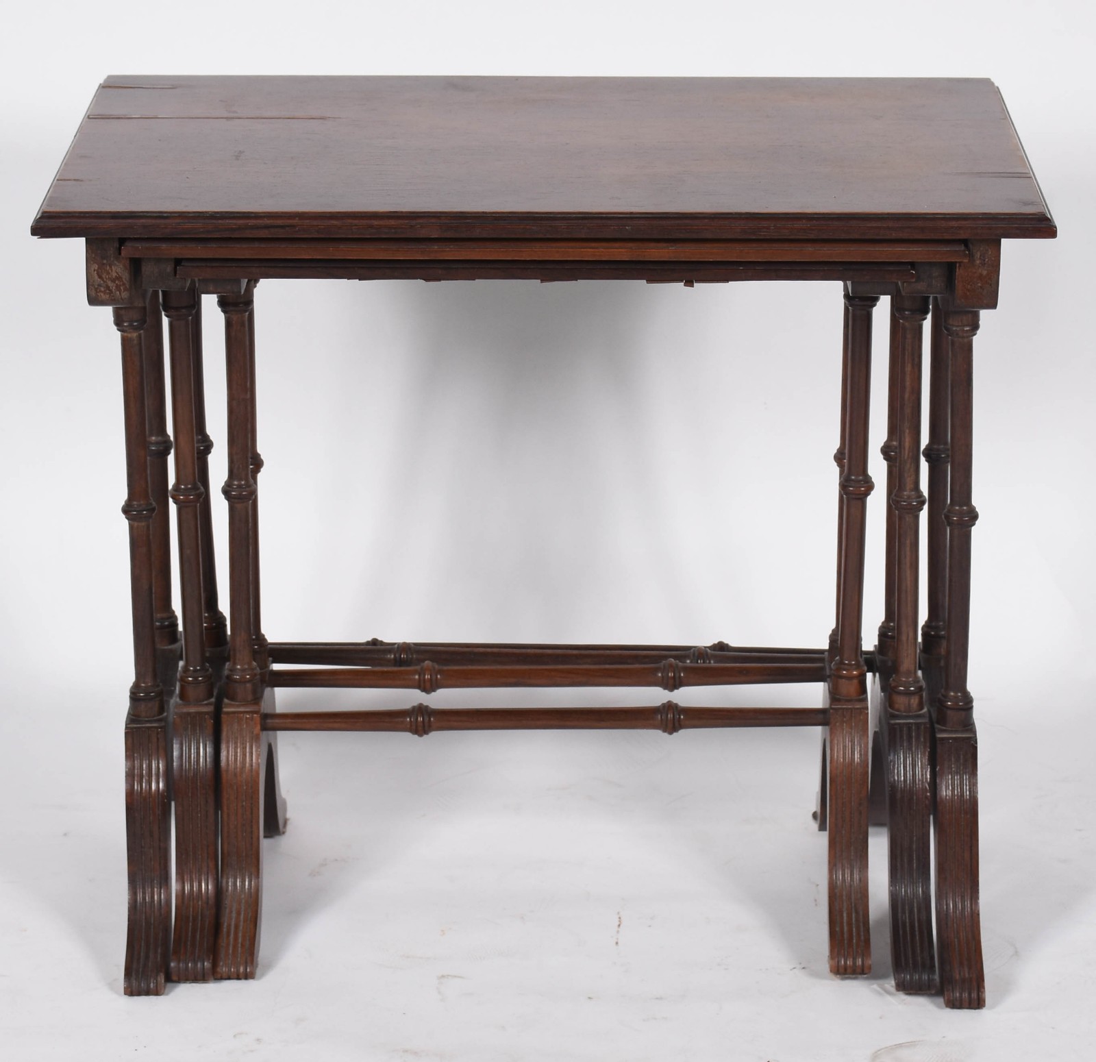 Mesa ninho de madeira nobre com 3 peças, pernas cilíndricas com... - foto 2 de 5