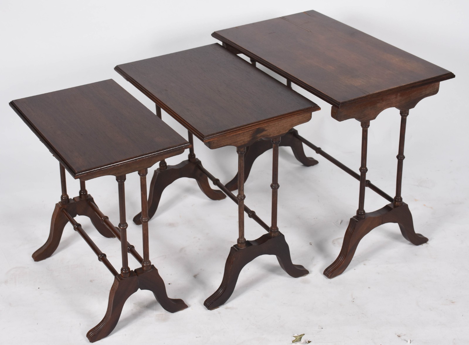 Mesa ninho de madeira nobre com 3 peças, pernas cilíndricas com... - foto 3 de 5