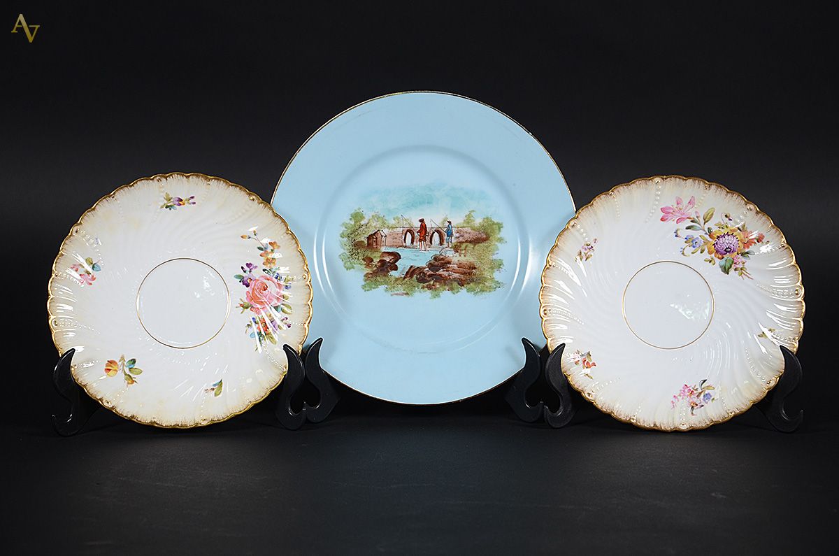 Conjunto com 3 pratos de porcelana, sendo dois E. Boungeois - Paris...