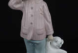 Escultura de porcelana espanhola NAO Lladro rep... - Escultura de porcelana espanhola NAO Lladro representando menino com pijama. Altura 19 cm.
