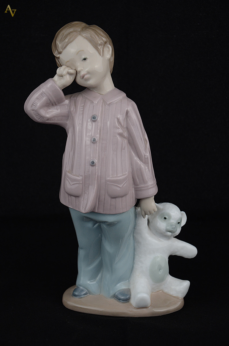 Escultura de porcelana espanhola NAO Lladro representando menino com... - foto 1 de 2