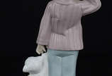 Escultura de porcelana espanhola NAO Lladro rep... - Escultura de porcelana espanhola NAO Lladro representando menino com pijama. Altura 19 cm.