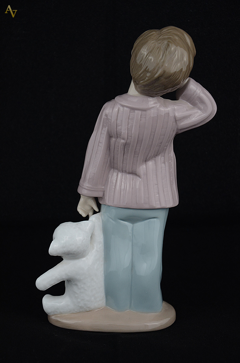 Escultura de porcelana espanhola NAO Lladro representando menino com... - foto 2 de 2