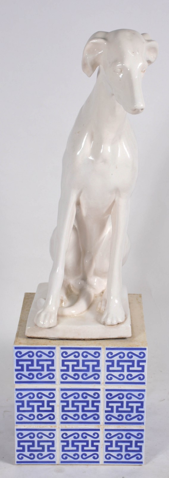 Estatueta de porcelana repres. cachorro, acompanha base de madeira... - foto 3 de 5