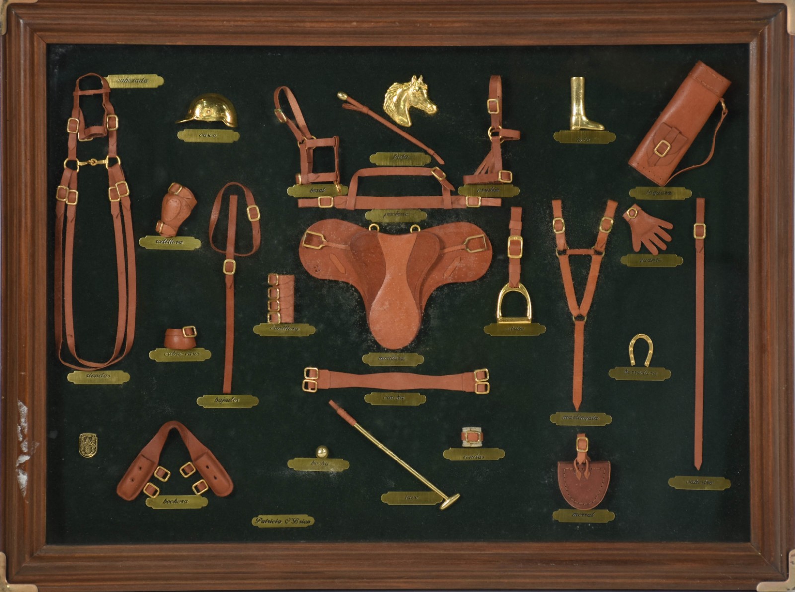 Quadro com miniaturas de acessórios para prática de polo, feito a mão... - foto 1 de 3