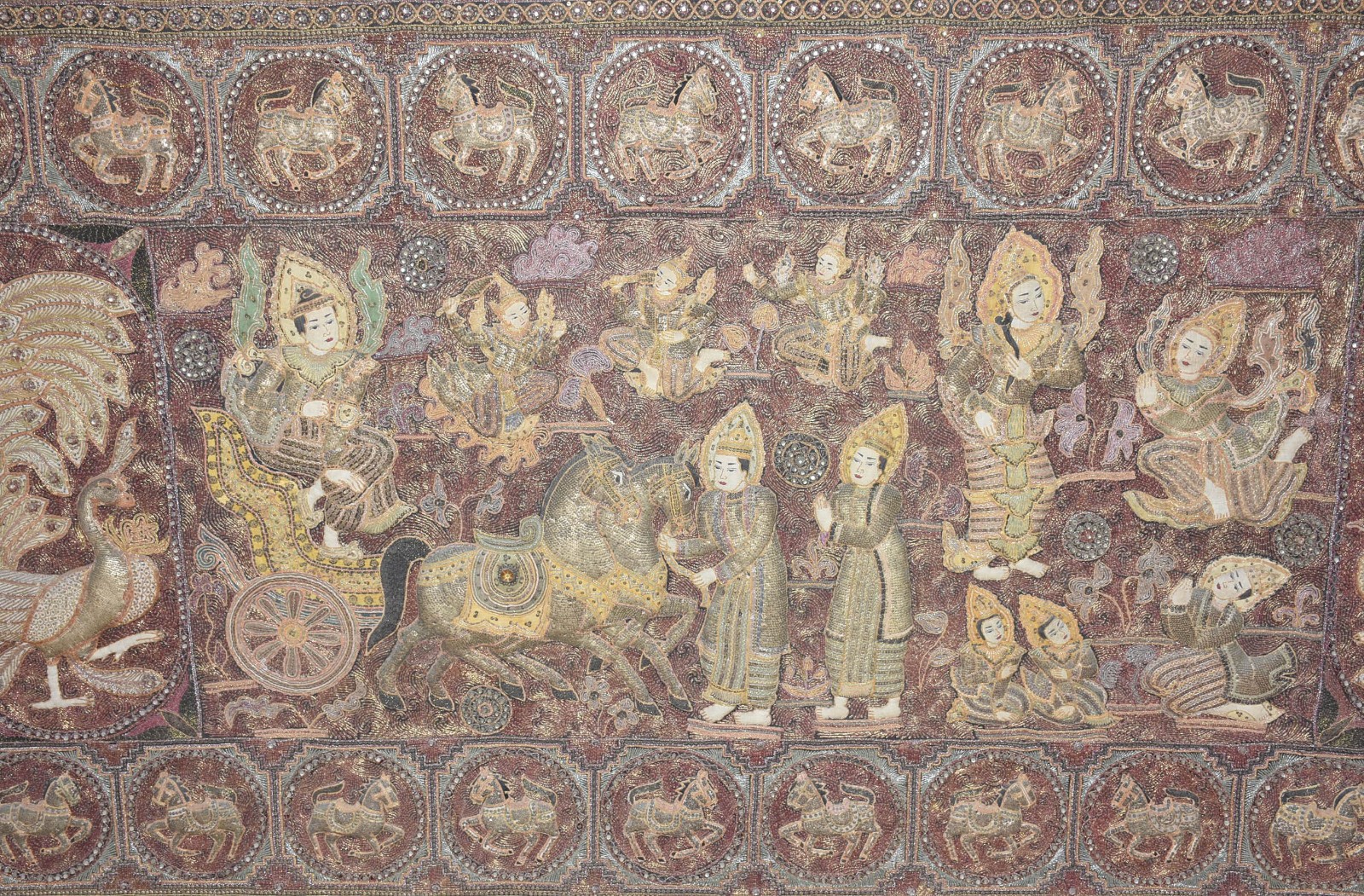 Grande Tapeçaria oriental com figuras trabalhadas em relevo. - foto 2 de 3
