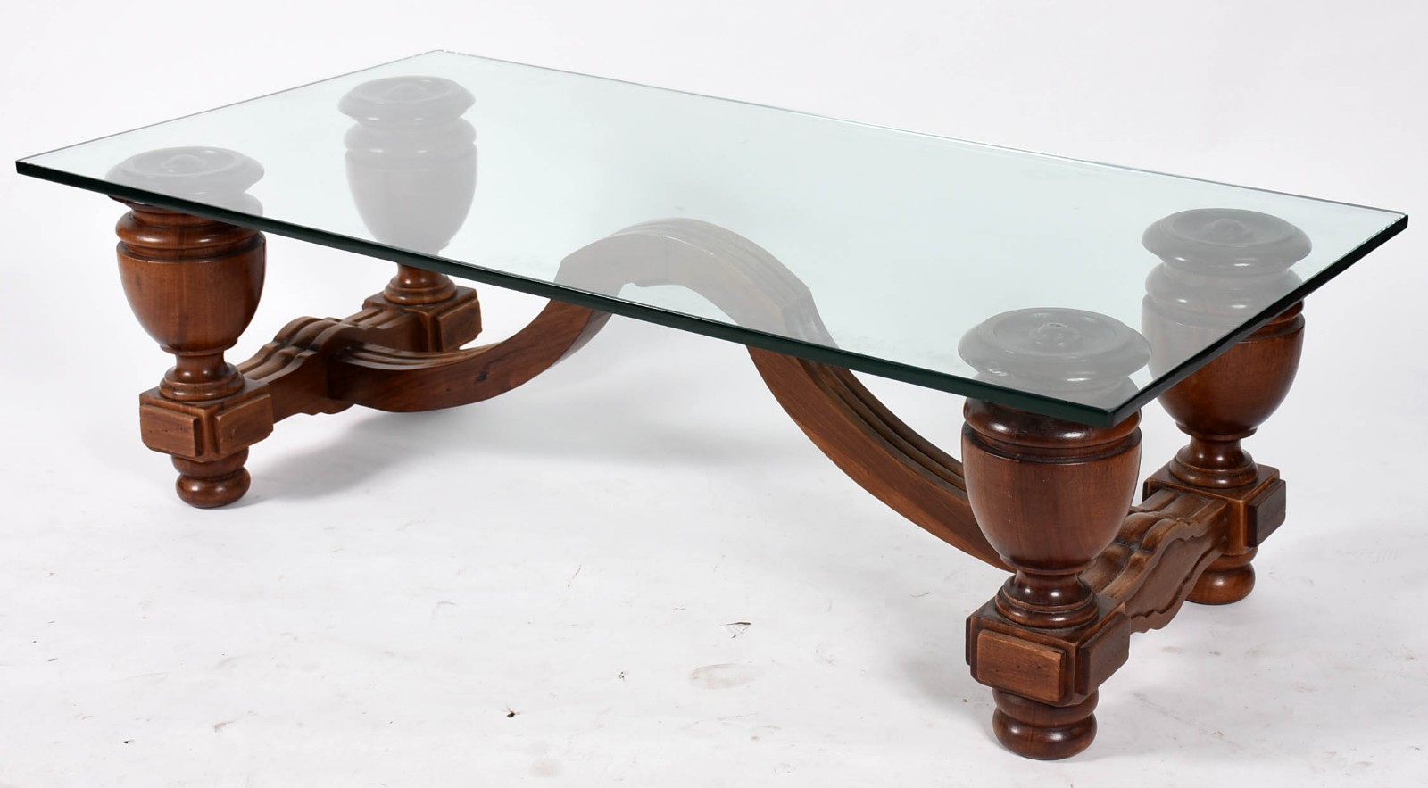 Mesa de centro com base de madeira nobre com quatro balaústres... - foto 1 de 4