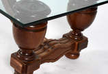 Mesa de centro com base de madeira nobre com qu... - Mesa de centro com base de madeira nobre com quatro balaústres torneados ligados por trave central e tampo de vidro.