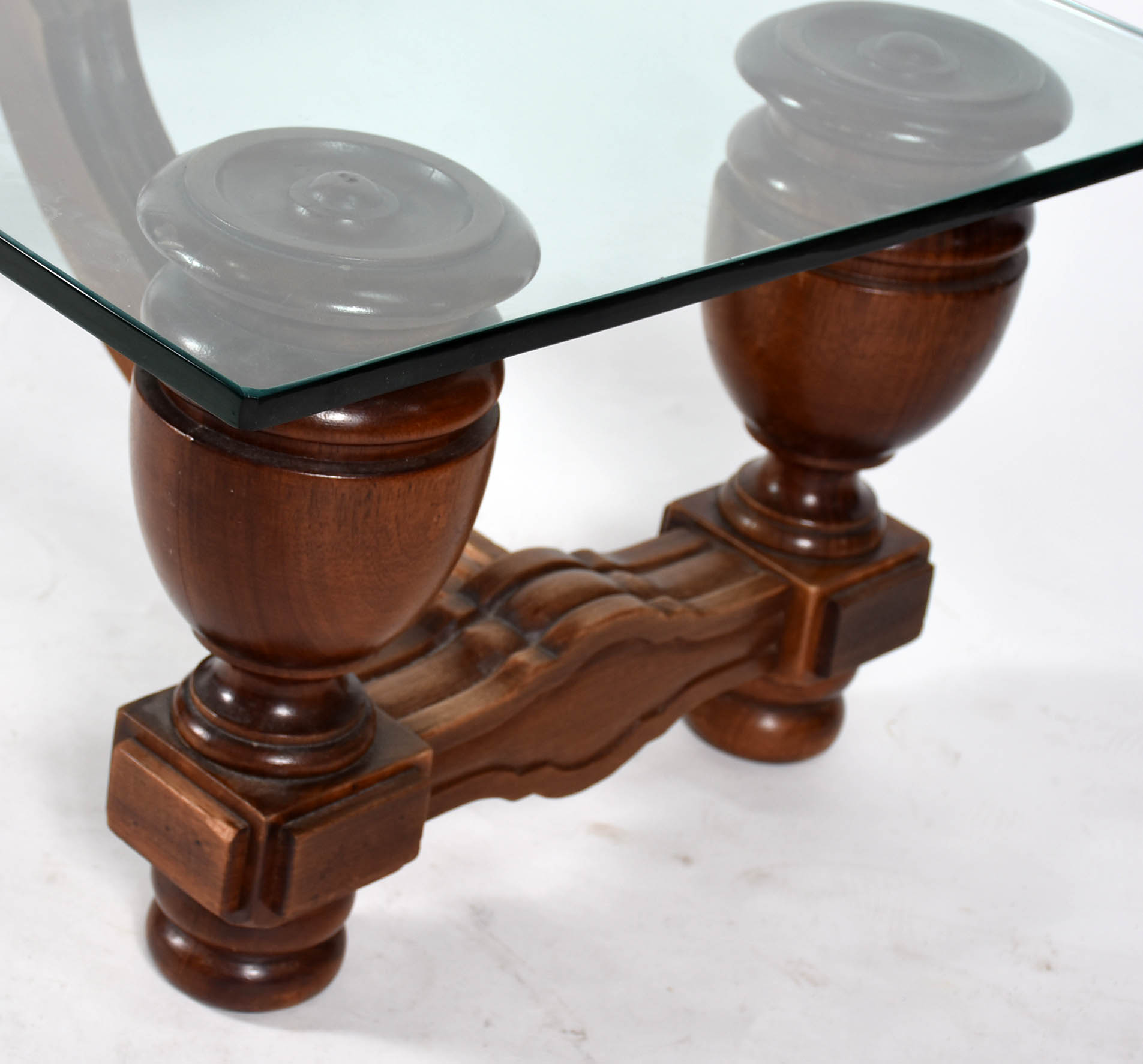 Mesa de centro com base de madeira nobre com quatro balaústres... - foto 4 de 4