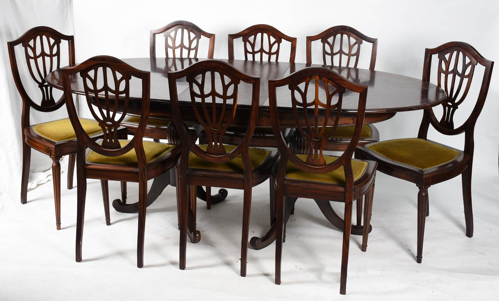 Mesa de jantar de jacarandá feitio oval, tabua extensora embutida... - foto 1 de 9