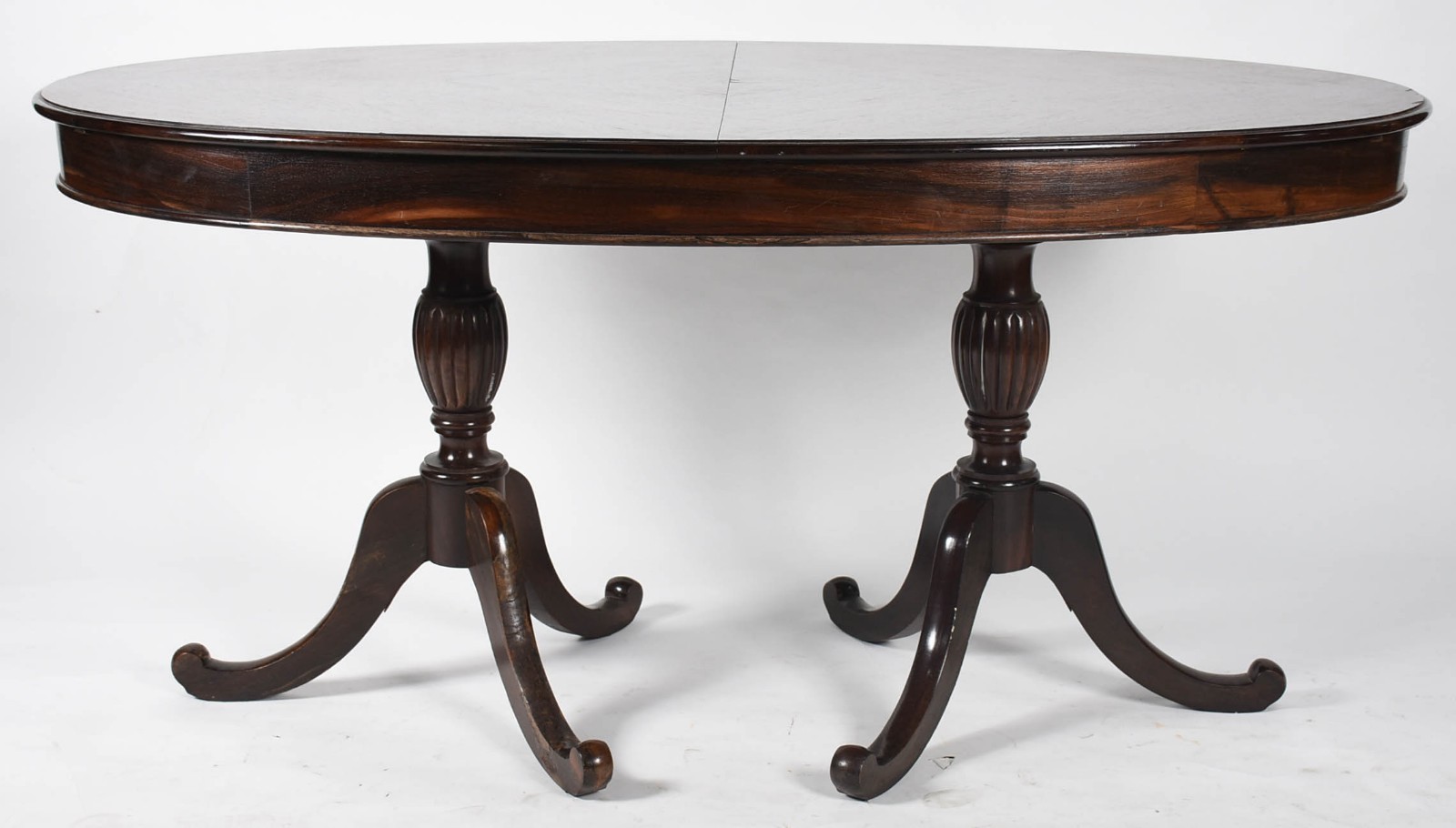 Mesa de jantar de jacarandá feitio oval, tabua extensora embutida... - foto 2 de 9