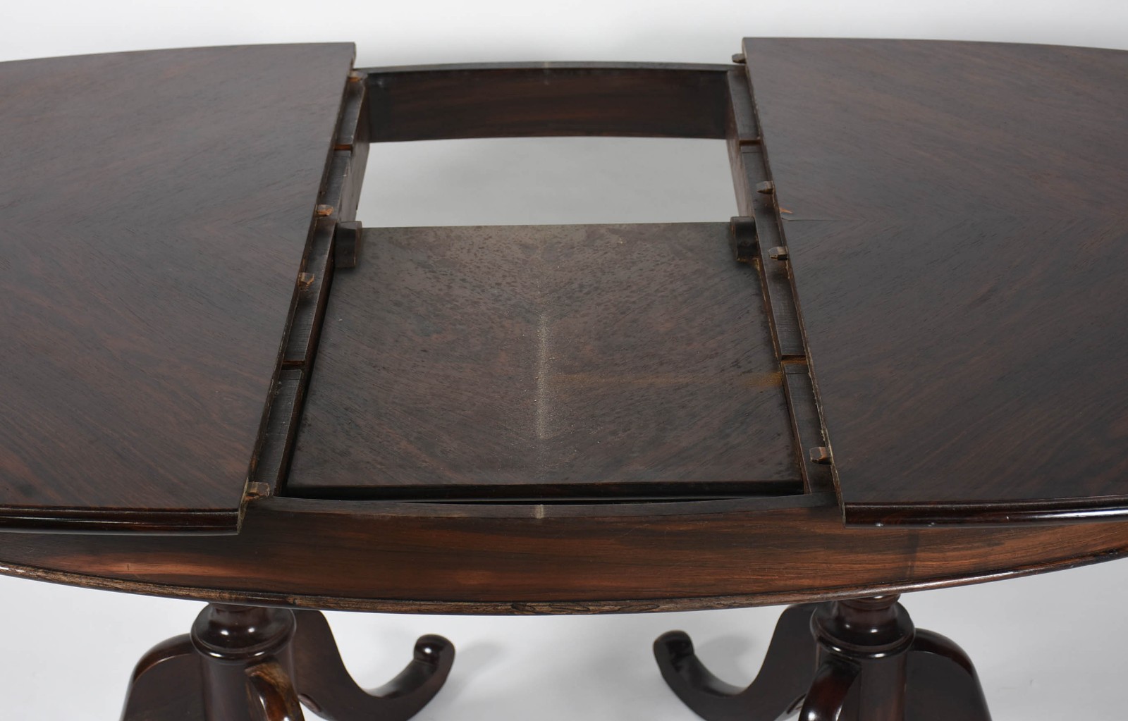 Mesa de jantar de jacarandá feitio oval, tabua extensora embutida... - foto 4 de 9