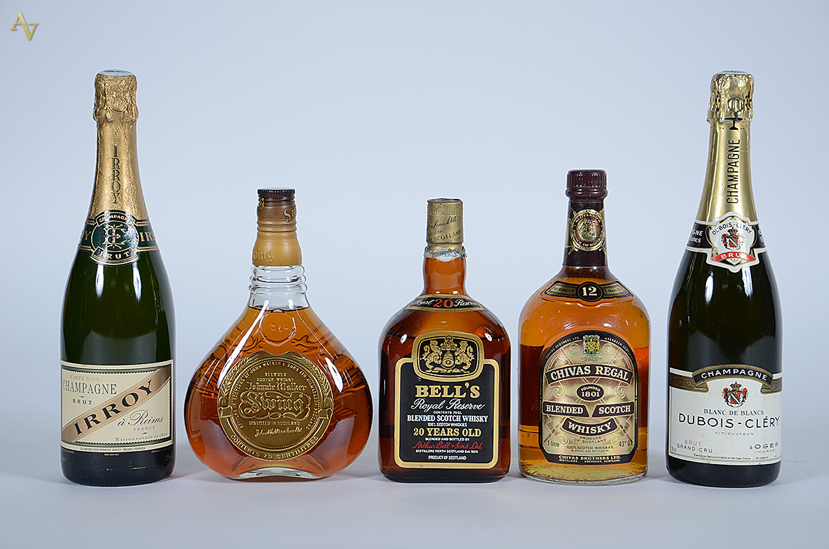 Cinco garrafas de bebidas, sendo 3 whisky e 2 champagne: Bell's...