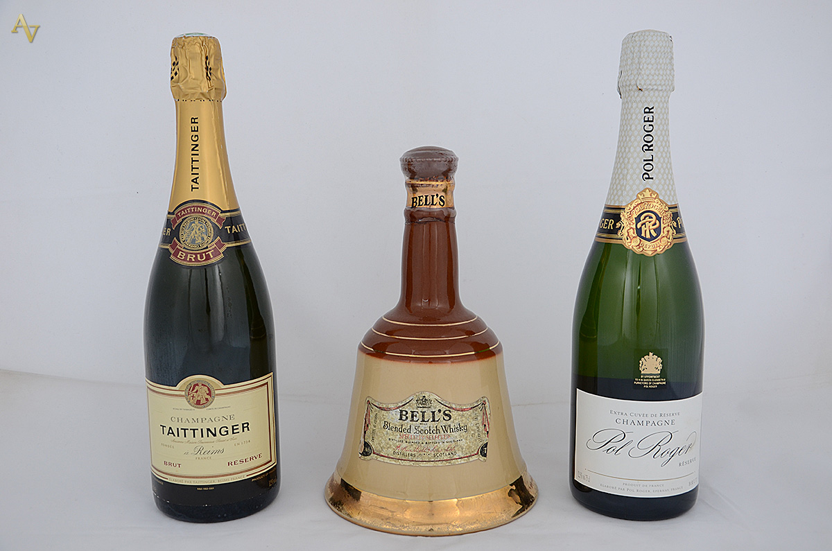 Tres garrafas de bebidas diversas, sendo 2 champagne (Taittinger e...