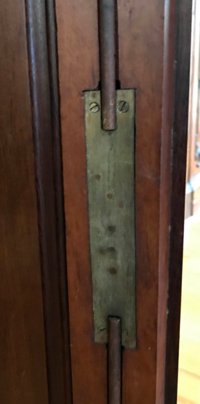 Móvel aparador de madeira nobre, duas portas centrais e duas laterais... - foto 8 de 8