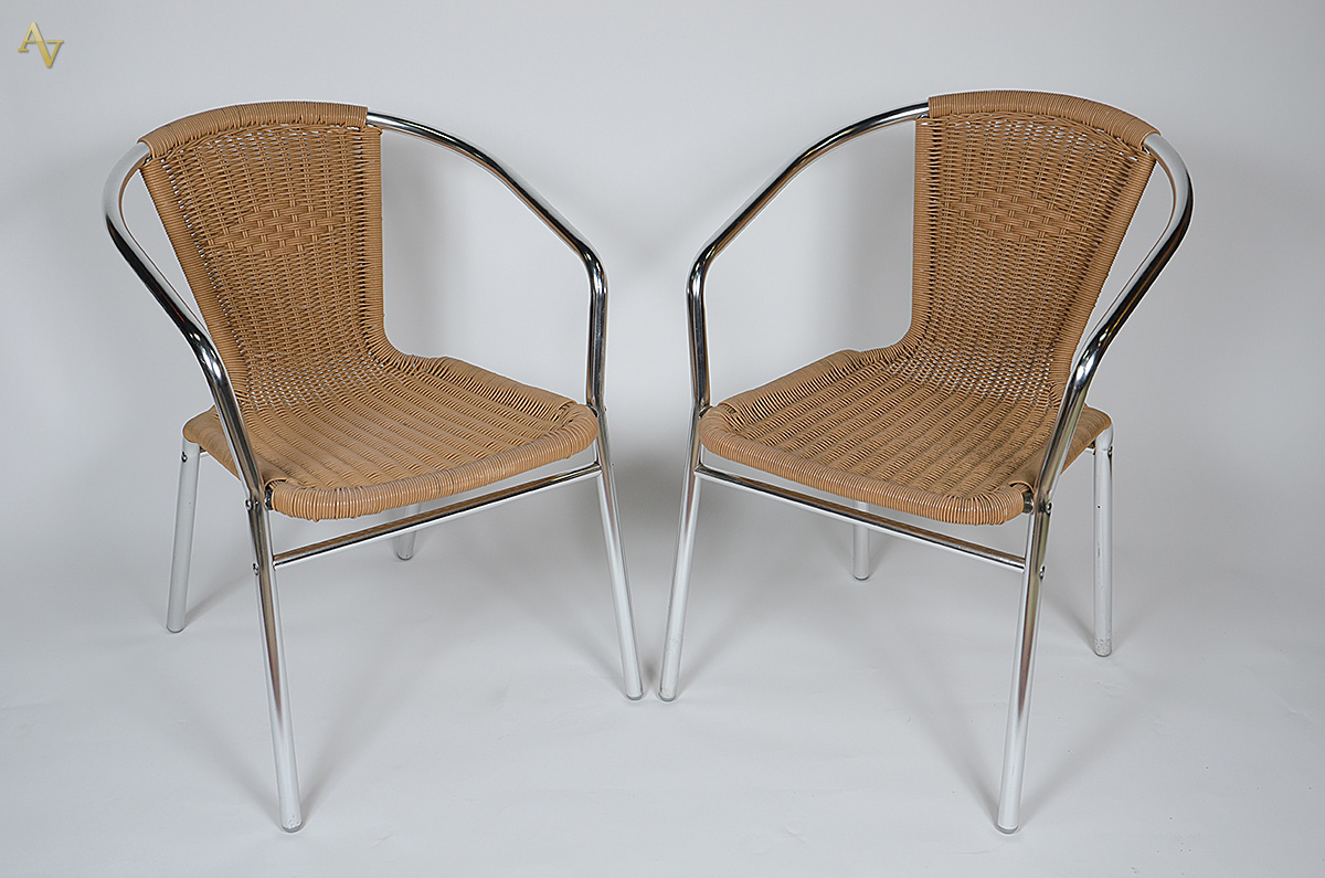 Par de cadeiras de alumínio forradas com rattan.