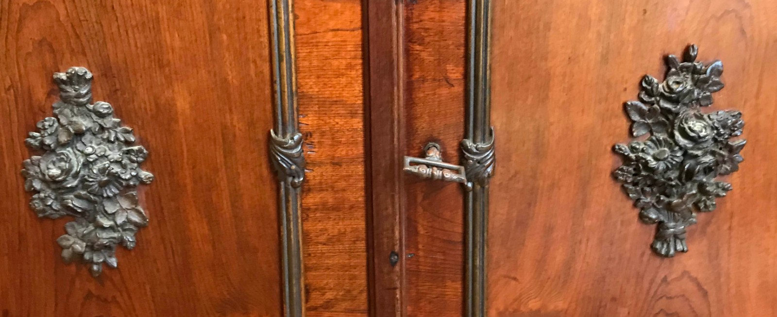 Móvel aparador de madeira nobre, duas portas centrais e duas laterais... - foto 7 de 11