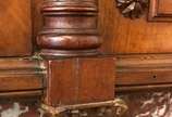 Móvel penteadeira de madeira nobre, quatro gave... - Móvel penteadeira de madeira nobre, quatro gavetas centrais ladeadas por portinhas encimadas por pequenas gavetas,  tampo de mármore, parte supe...