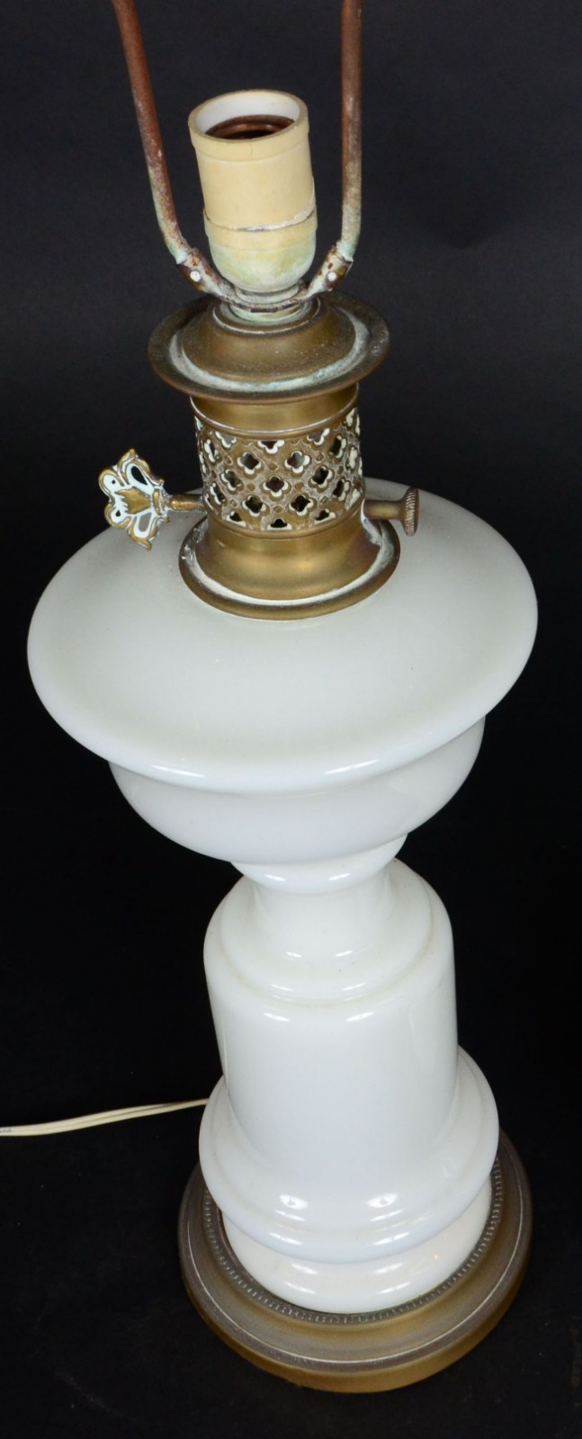 Antigo abatjour de opalina branca e metal dourado. Altura total. (sem... - foto 2 de 2