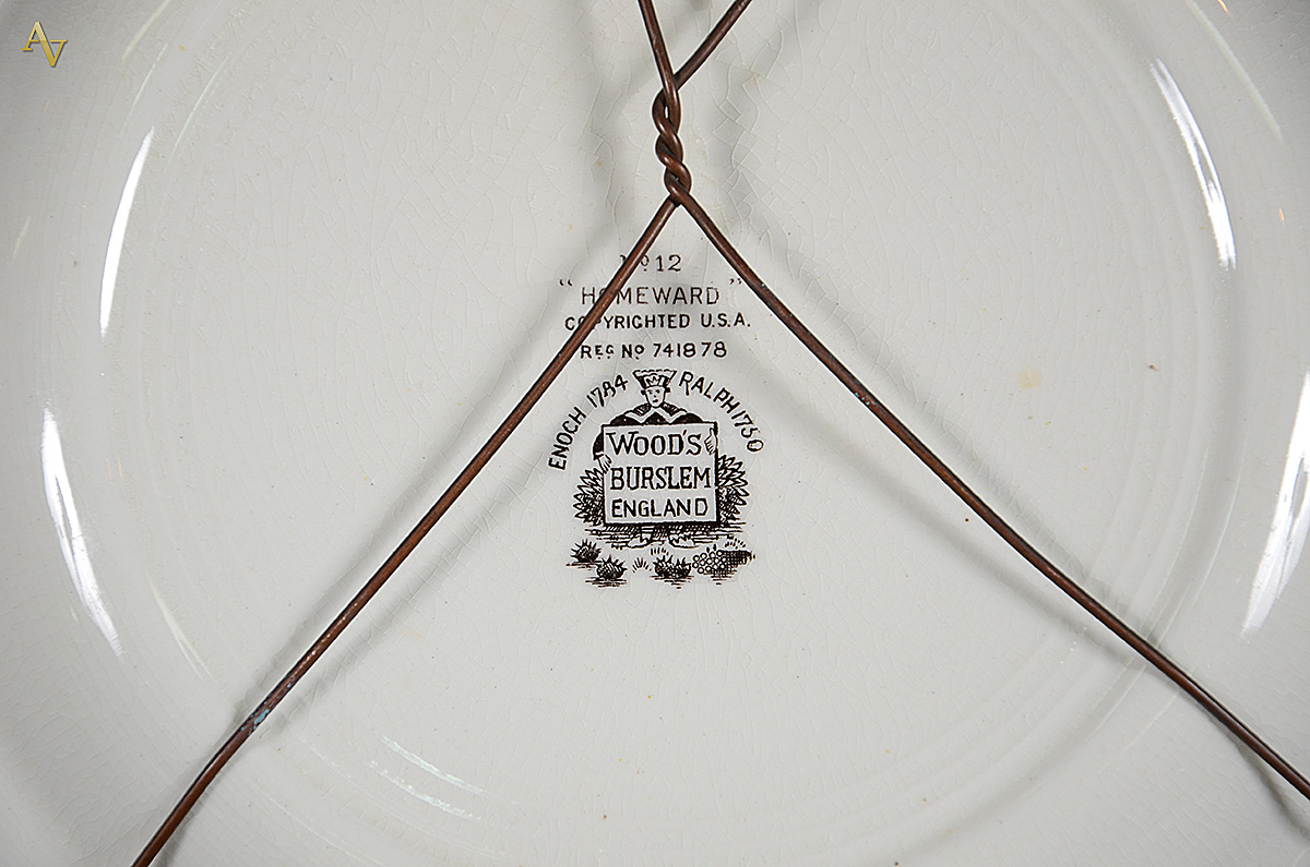 Dois pratos decorativos de porcelana, sendo um inglês. Diâmetros 27... - foto 3 de 3