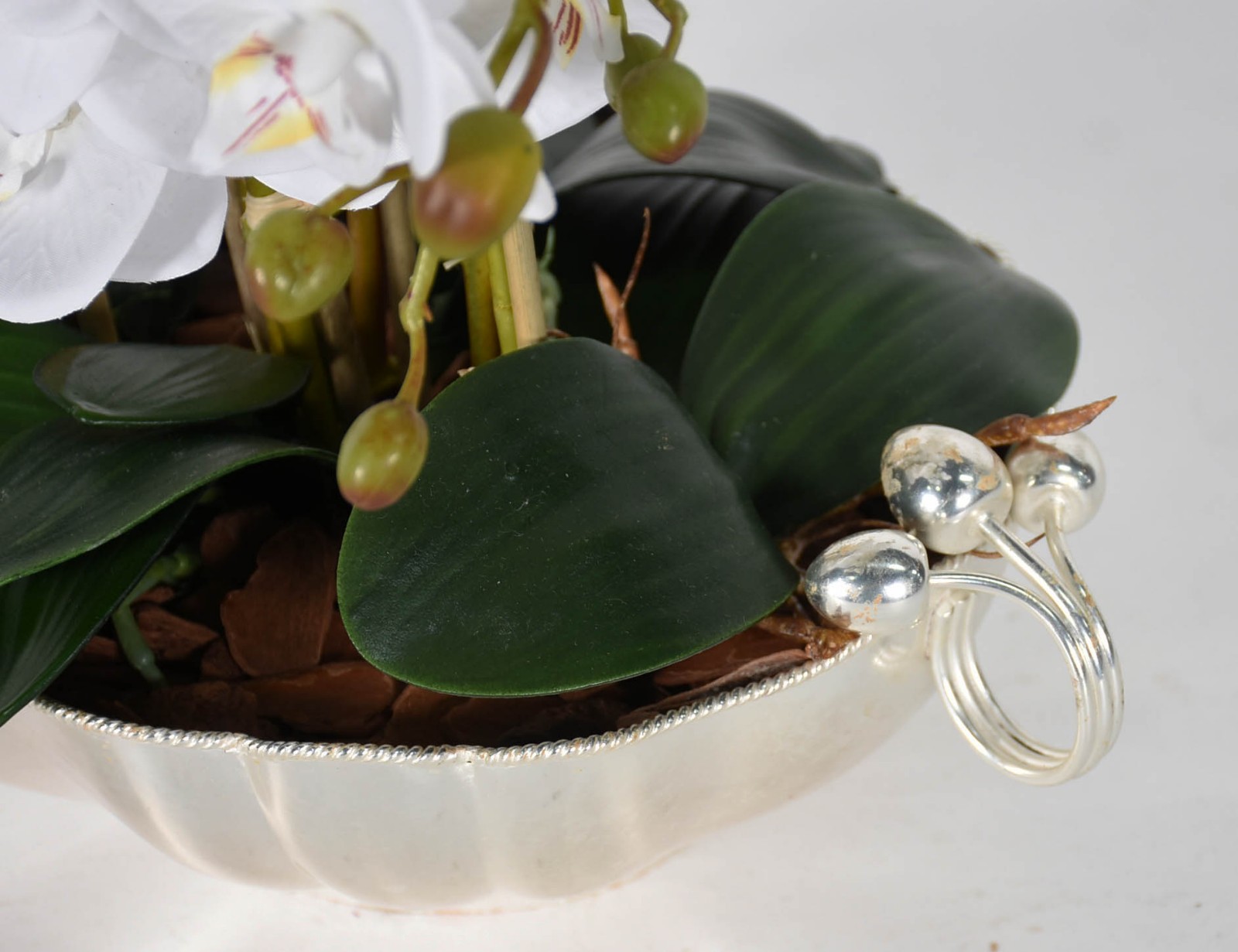Cachepot com banho de prata (desgastada) com composição floral de... - foto 3 de 4