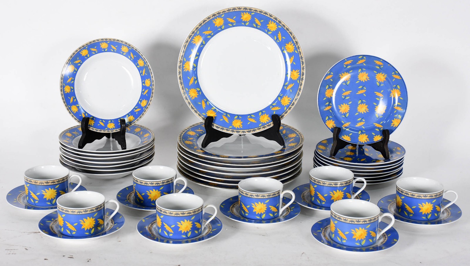 Serviço de chá e jantar de porcelana Royal Line comp. de 8 pratos... - foto 1 de 4