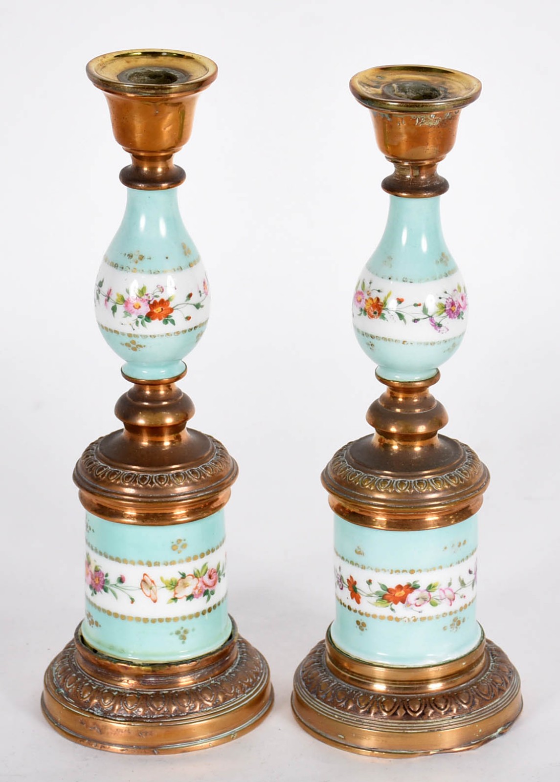 Par de castiçais de metal e porcelana verde com grega floral em... - foto 2 de 4