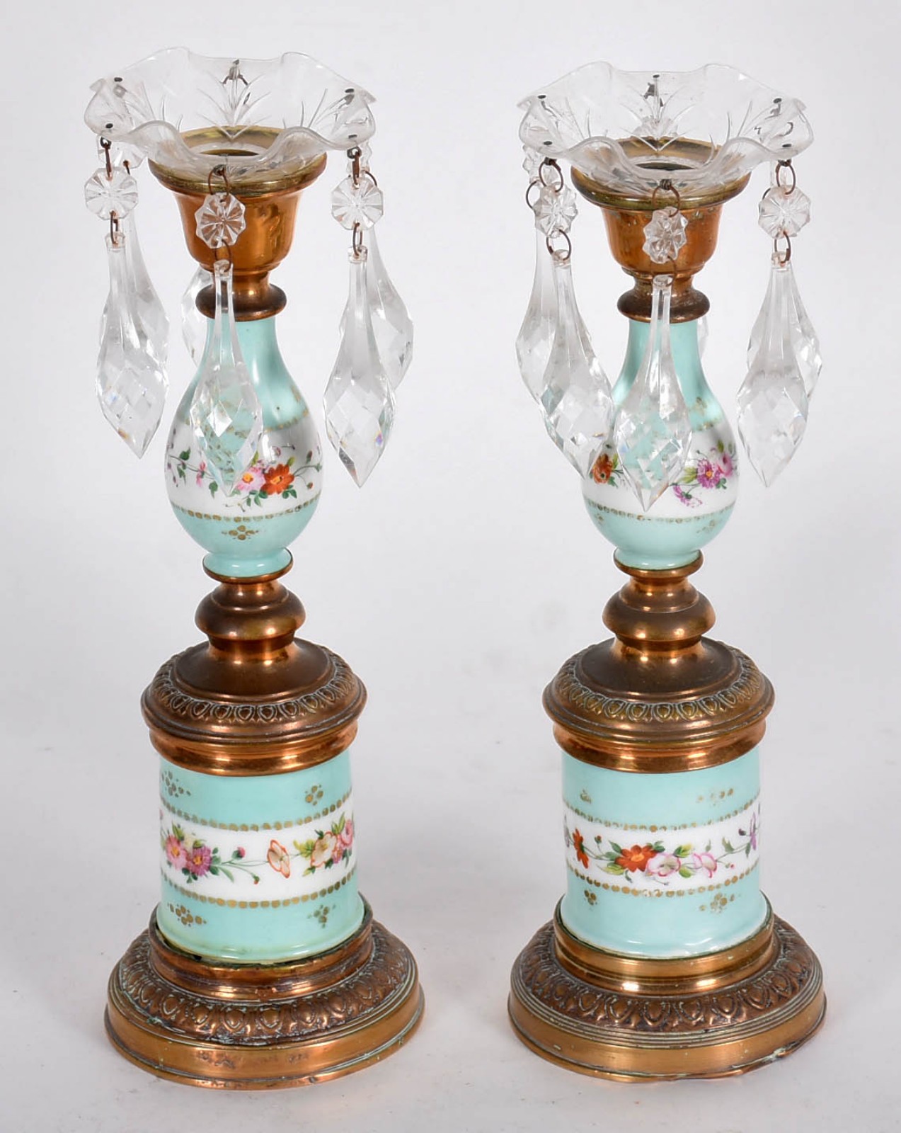 Par de castiçais de metal e porcelana verde com grega floral em... - foto 1 de 4