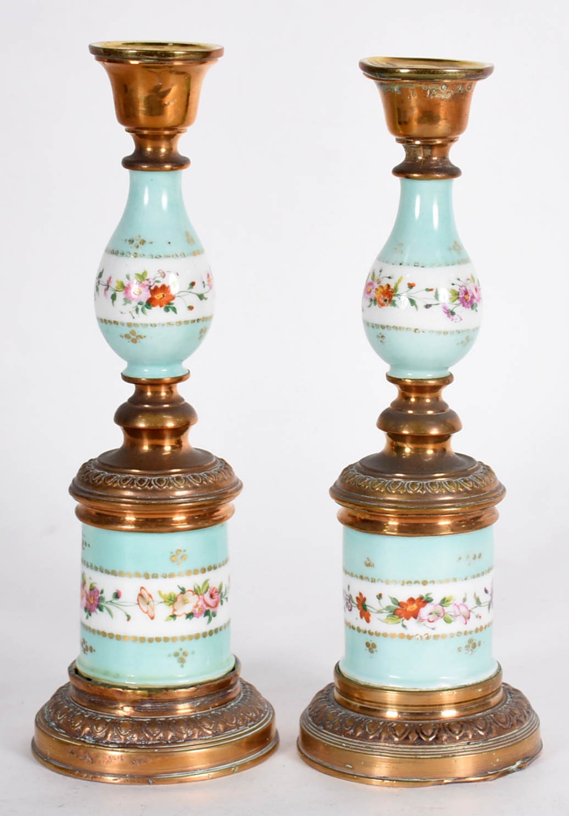 Par de castiçais de metal e porcelana verde com grega floral em... - foto 3 de 4