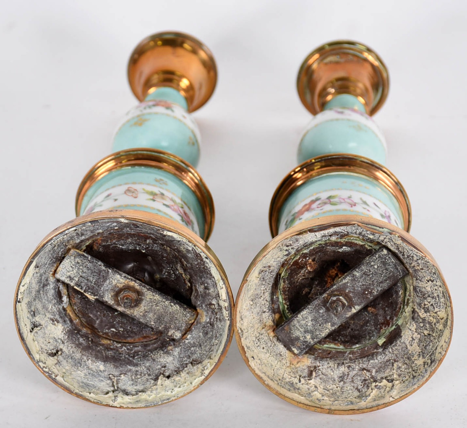 Par de castiçais de metal e porcelana verde com grega floral em... - foto 4 de 4