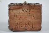 Porta jóias de madeira entalhada, com chave. Me... - Porta jóias de madeira entalhada, com chave. Medidas 24 x 19 cm e altura 17 cm.