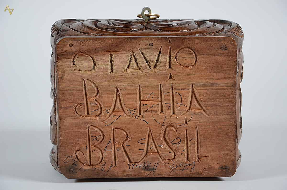 Porta jóias de madeira entalhada, com chave. Medidas 24 x 19 cm e... - foto 3 de 3