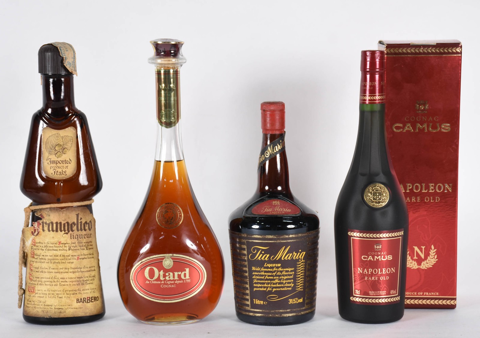 Quatro garrafas de bebidas, sendo: Frangelico, Otard, Tia Maria... - foto 1 de 5