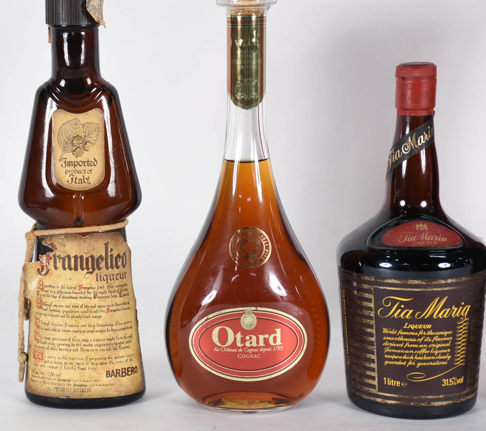 Quatro garrafas de bebidas, sendo: Frangelico, Otard, Tia Maria... - foto 2 de 5