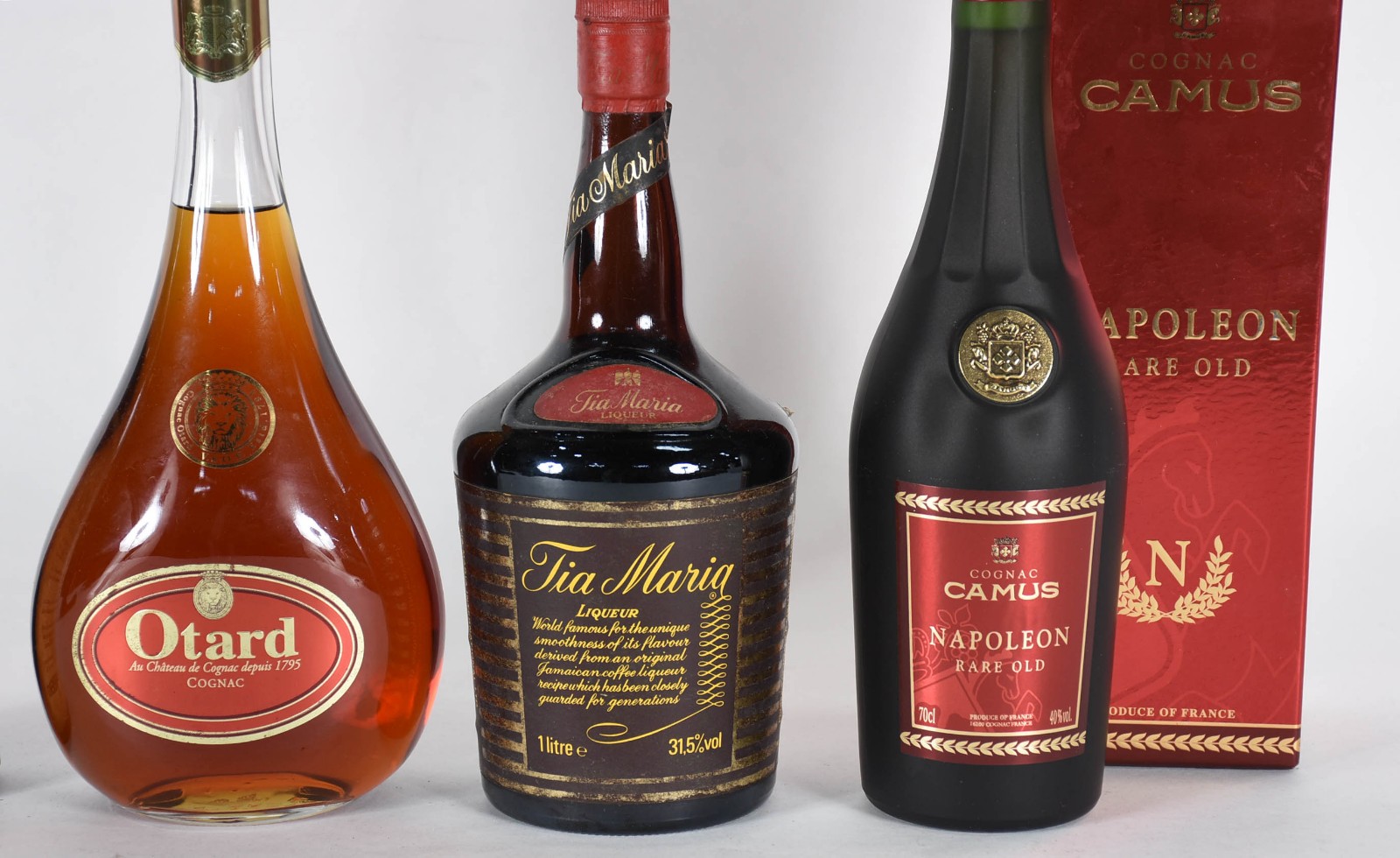 Quatro garrafas de bebidas, sendo: Frangelico, Otard, Tia Maria... - foto 3 de 5