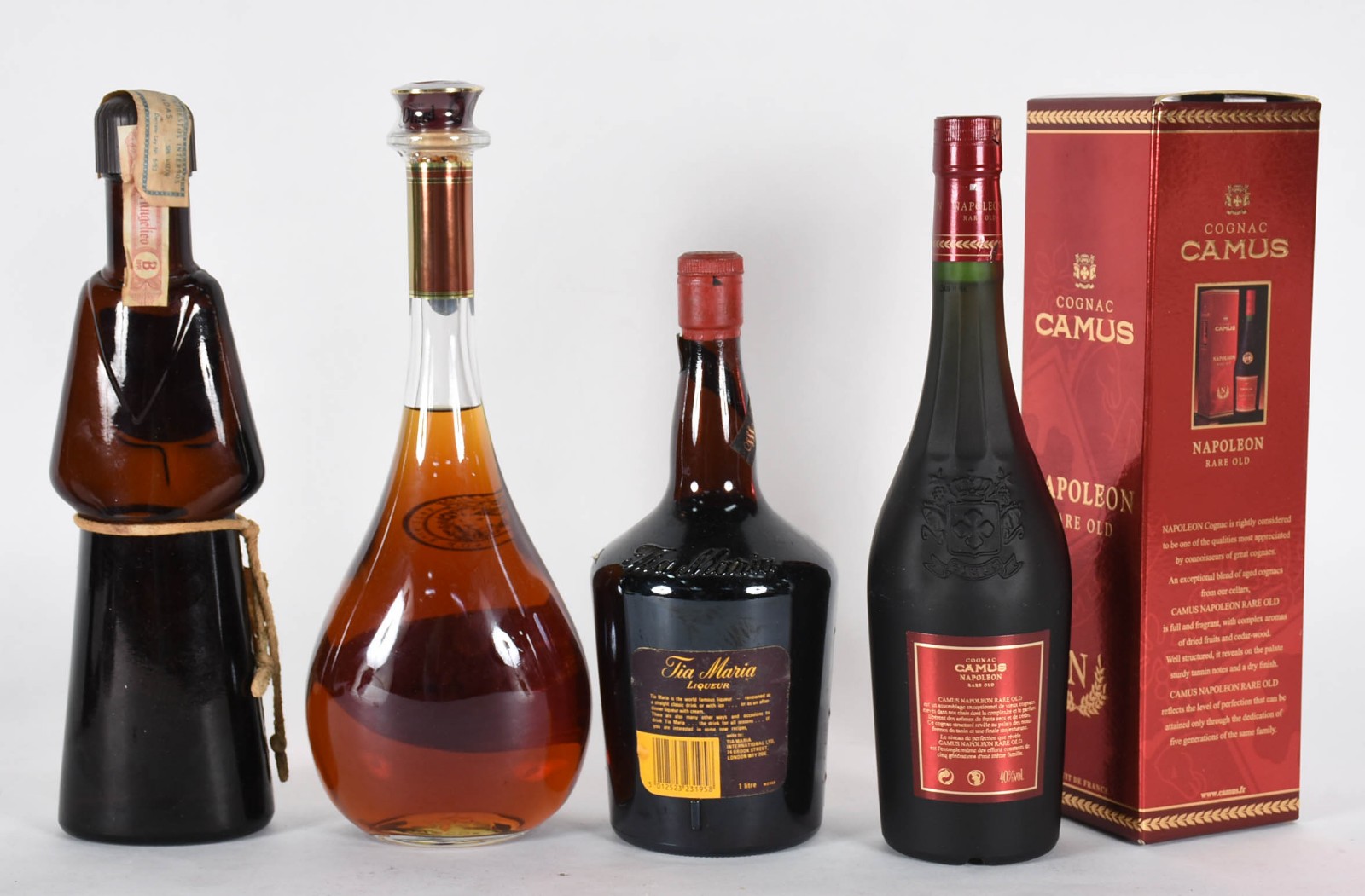 Quatro garrafas de bebidas, sendo: Frangelico, Otard, Tia Maria... - foto 4 de 5