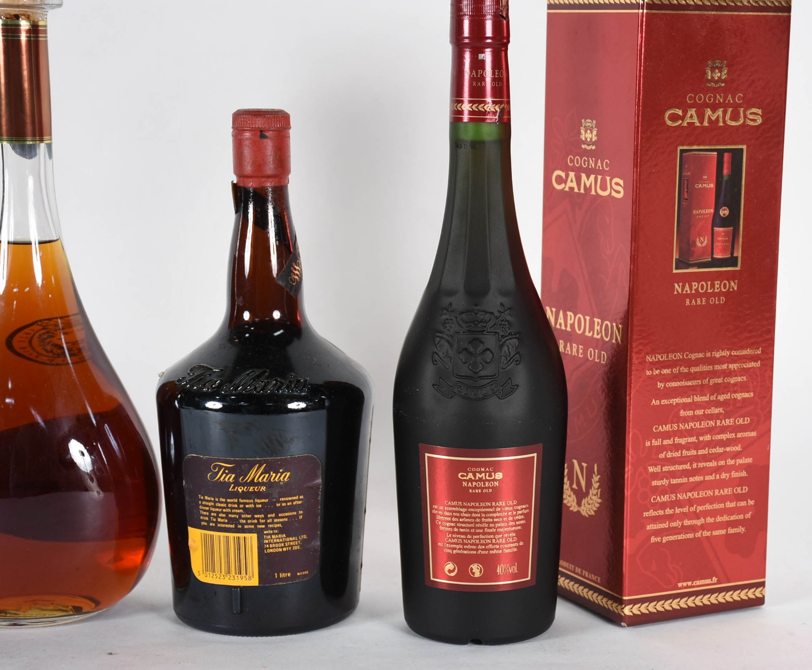Quatro garrafas de bebidas, sendo: Frangelico, Otard, Tia Maria... - foto 5 de 5