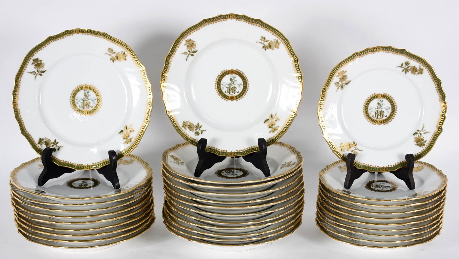 Serviço de jantar de porcelana europeia com o monograma de JBR, João... - foto 1 de 3