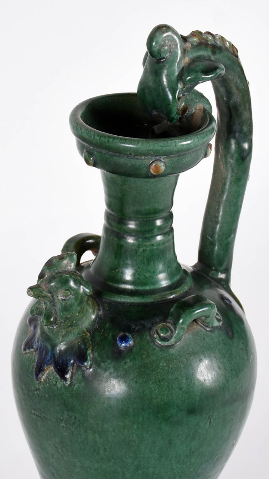 Ânfora de cerâmica oriental na cor verde com uma alça e figuras de... - foto 2 de 4