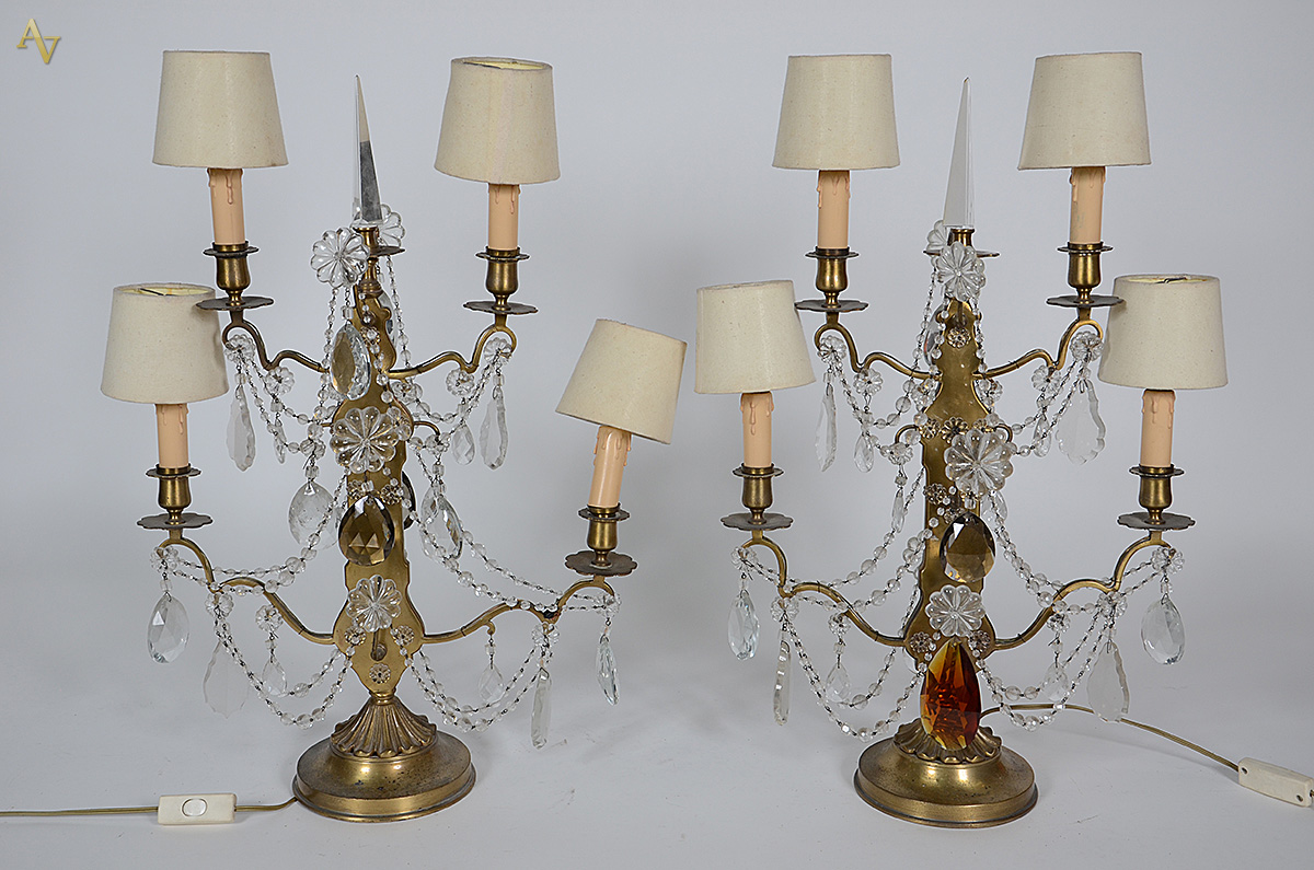 Par de arandelas de metal com pingentes de cristal. Altura 66 cm cada.