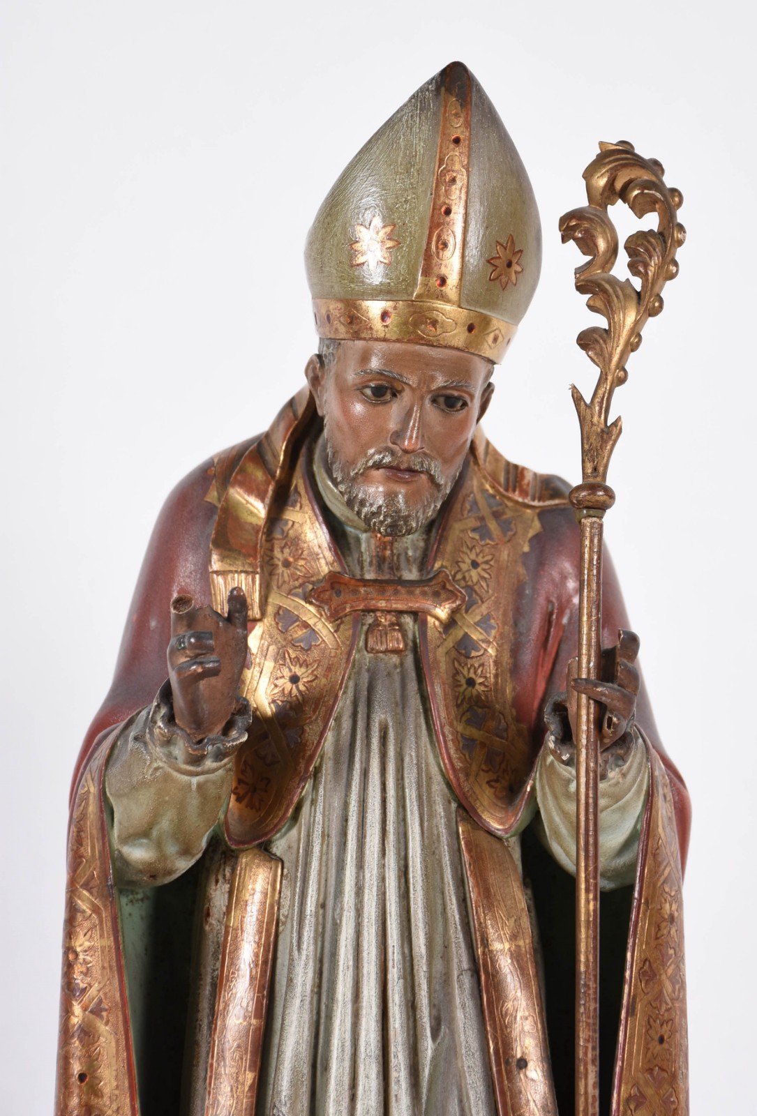 Belíssima imagem de Santo "Bispo" com cajado de madeira ricamente... - foto 2 de 5