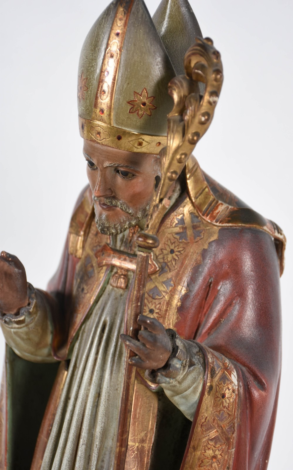 Belíssima imagem de Santo "Bispo" com cajado de madeira ricamente... - foto 4 de 5