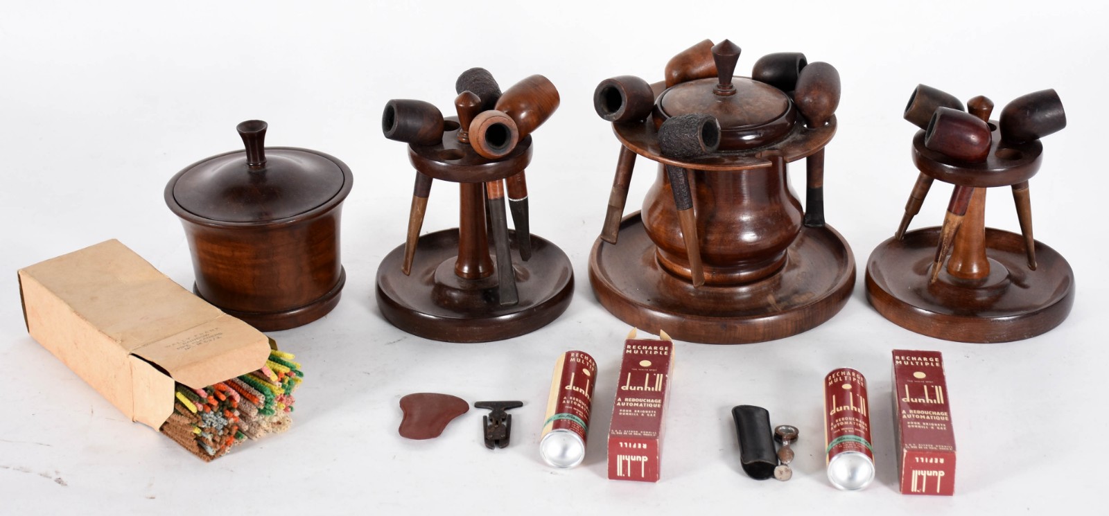 Tres conjuntos com suporte e cachimbos de madeira, uma caixa redonda... - foto 1 de 9