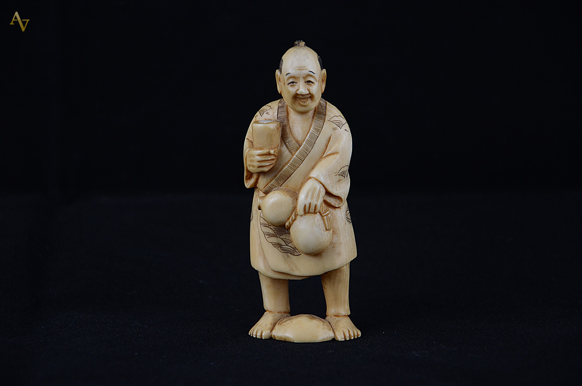 Antiga escultura de marfim Meiji. Altura 9,5 cm. - foto 1 de 2