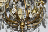 Lustre com estrutura de metal dourado e pingent... - Lustre com estrutura de metal dourado e pingentes de cristal lapidado, para 5 luzes.