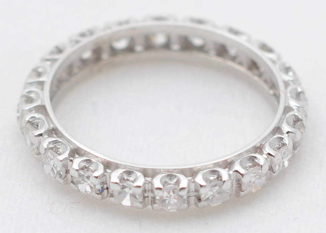 Aliança completa de ouro branco com aproximadamente 1.5 ct de... - foto 2 de 2