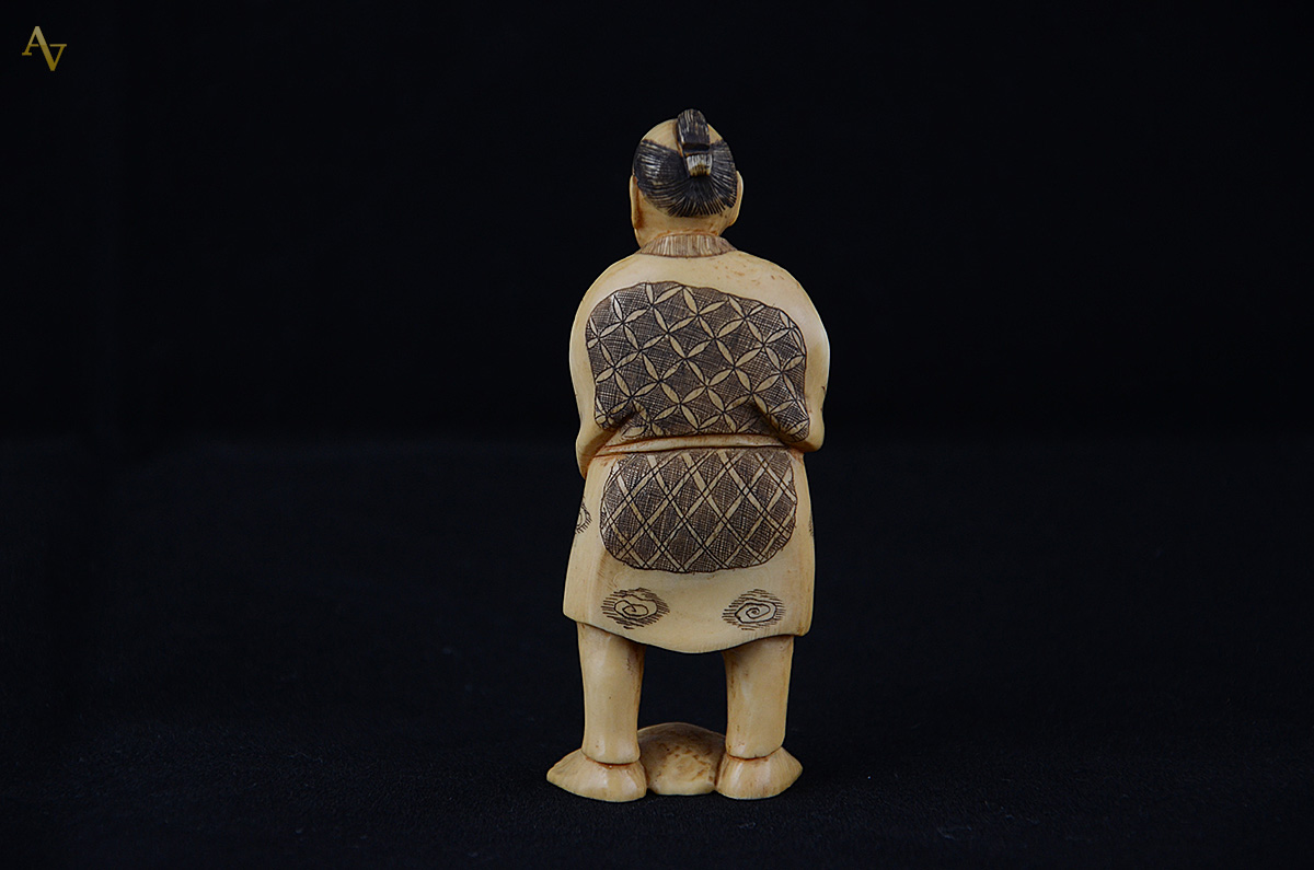 Antiga escultura de marfim Meiji. Altura 9,5 cm. - foto 2 de 2