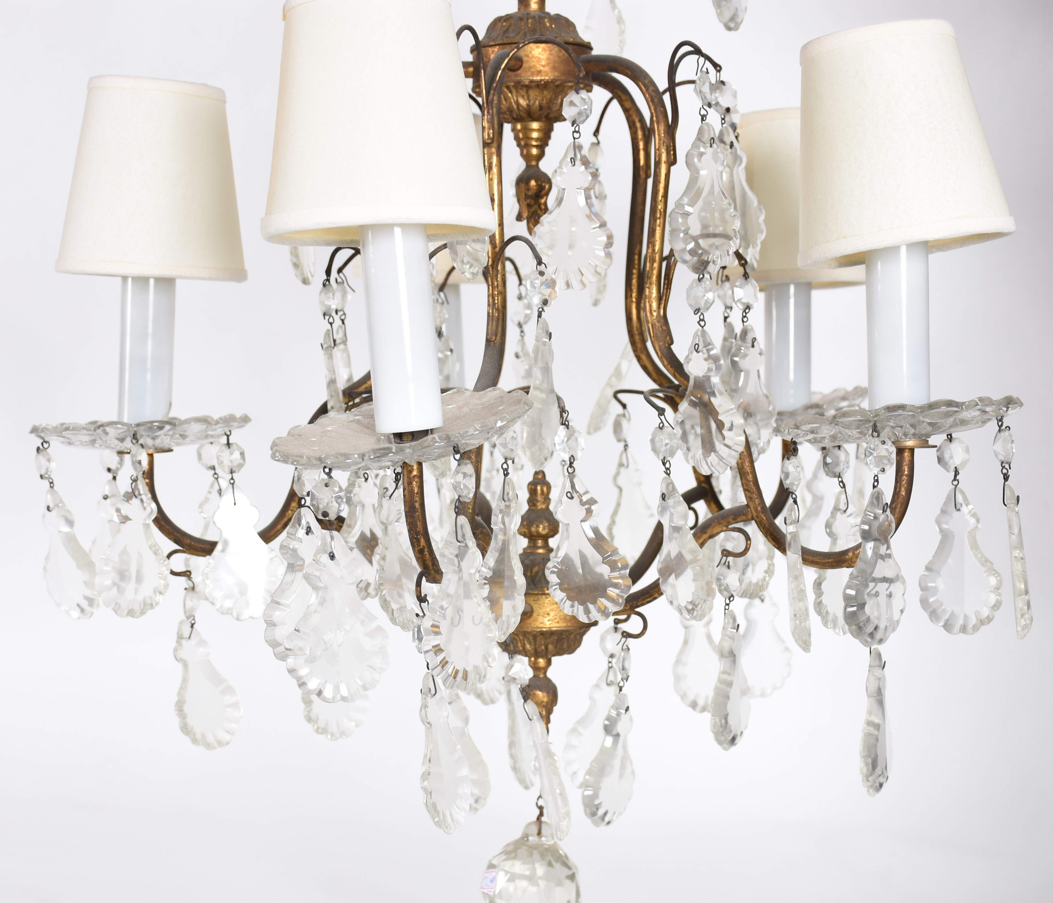 Lustre para 5 luzes com estrutura de metal dourado e placas de... - foto 2 de 2